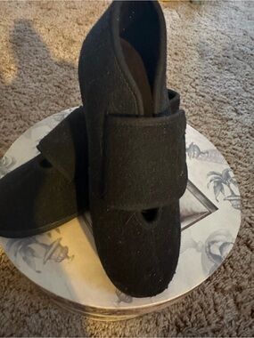 Women’s Black Slip-On Comfort Slippers with Adjustable Strap